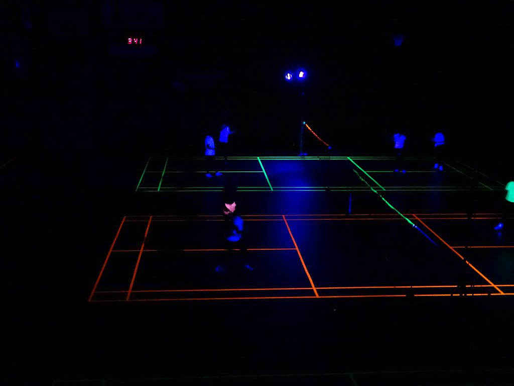 blacklight tournooi spelers met oranje belijning